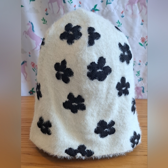 EUC Karl Lagerfeld Black & White Flower Knit Fuzzy Neutral Casual Beanie Hat Cap - Picture 2 of 6